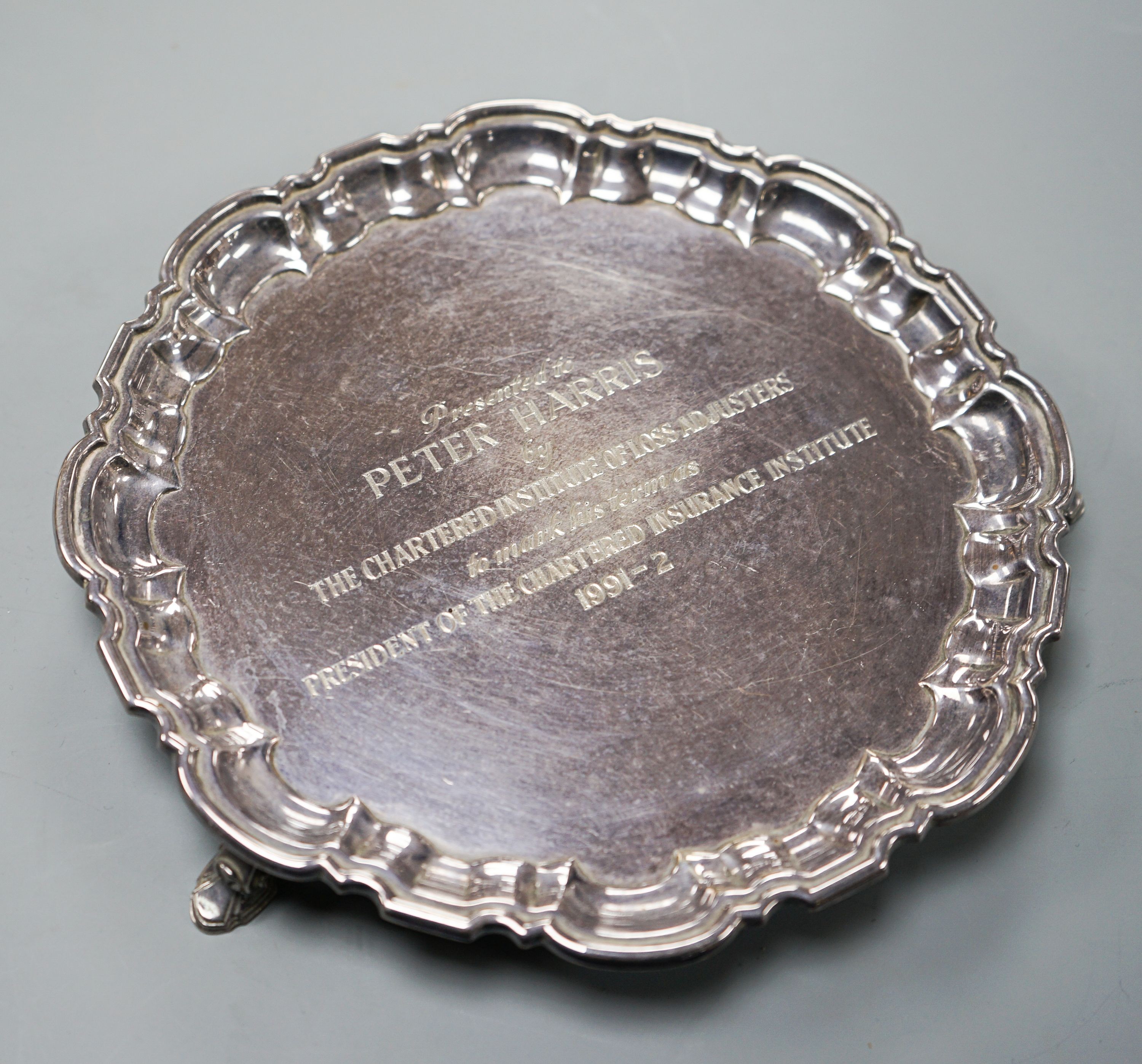 A modern silver salver, with engraved presentation inscription, Mappin & Webb, London, 1991, 20cm, 11.5oz.